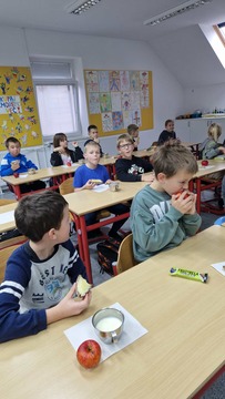 Pomenu lokalno pridelane hrane in zdravemu  načinu prehranjevanja so se pridružili osnovnošolci v Kotljah (6)